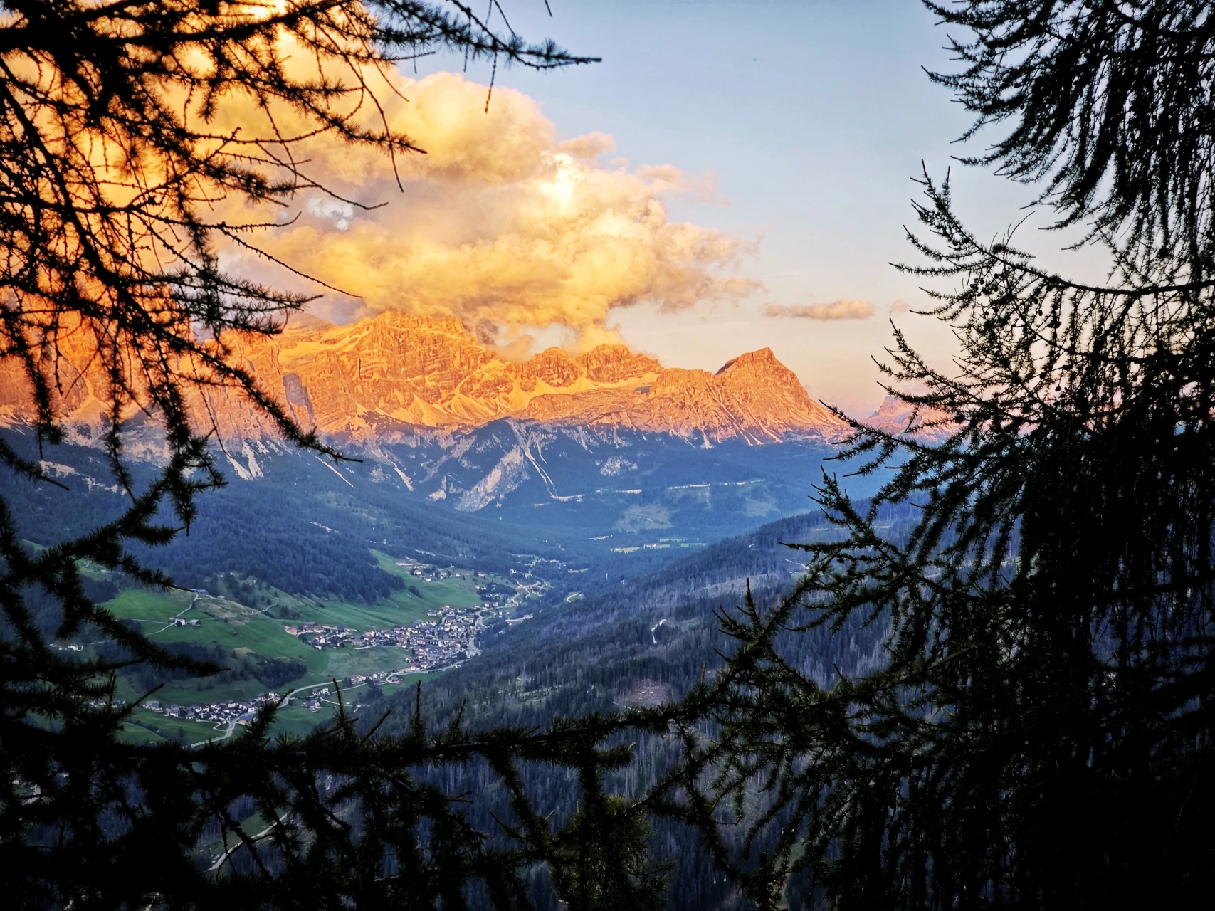 Enrosadira over Fanes: dolomitten blir rosa ved solnedgang