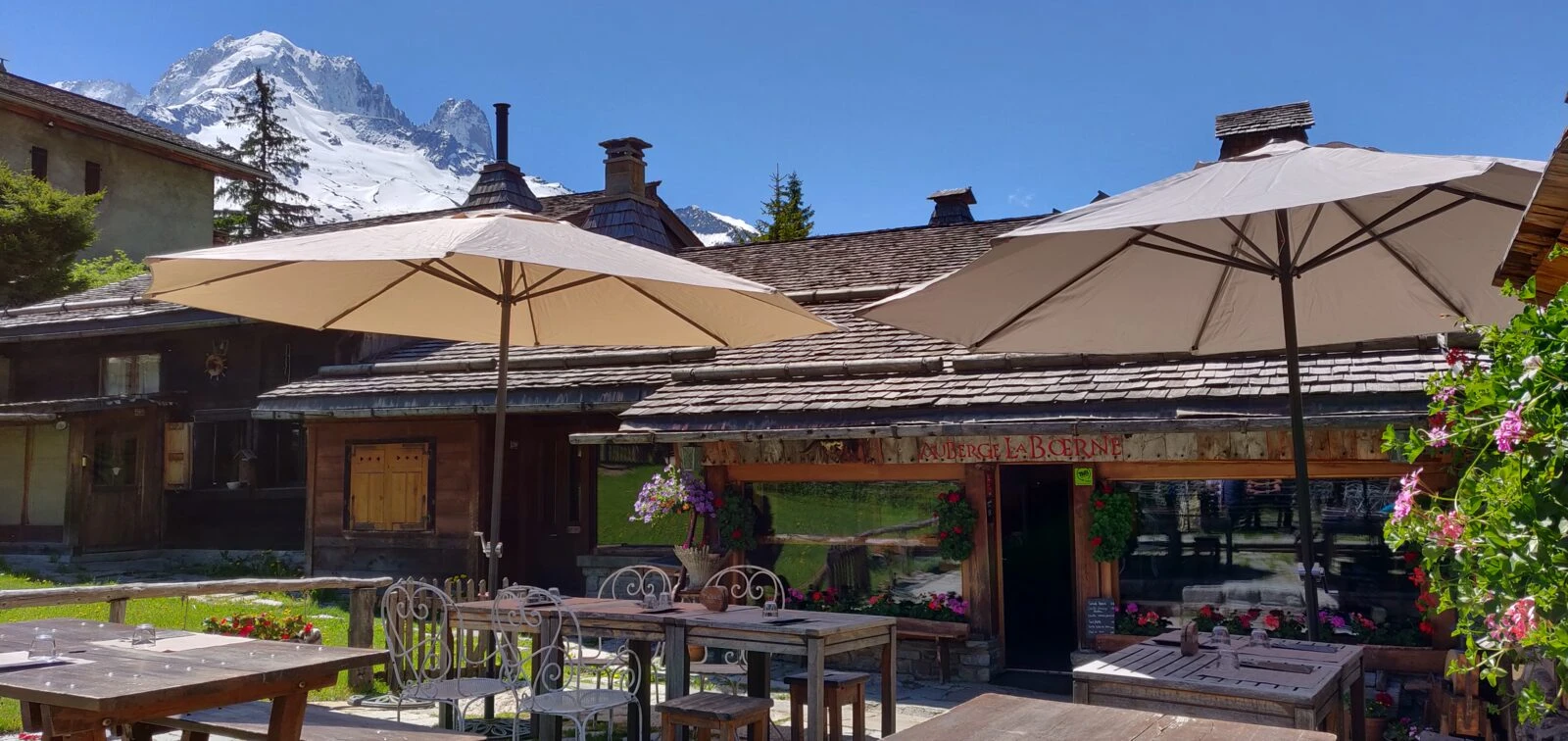 Auberge la Boërne i Tré-le-Champ, ved foten av stigene