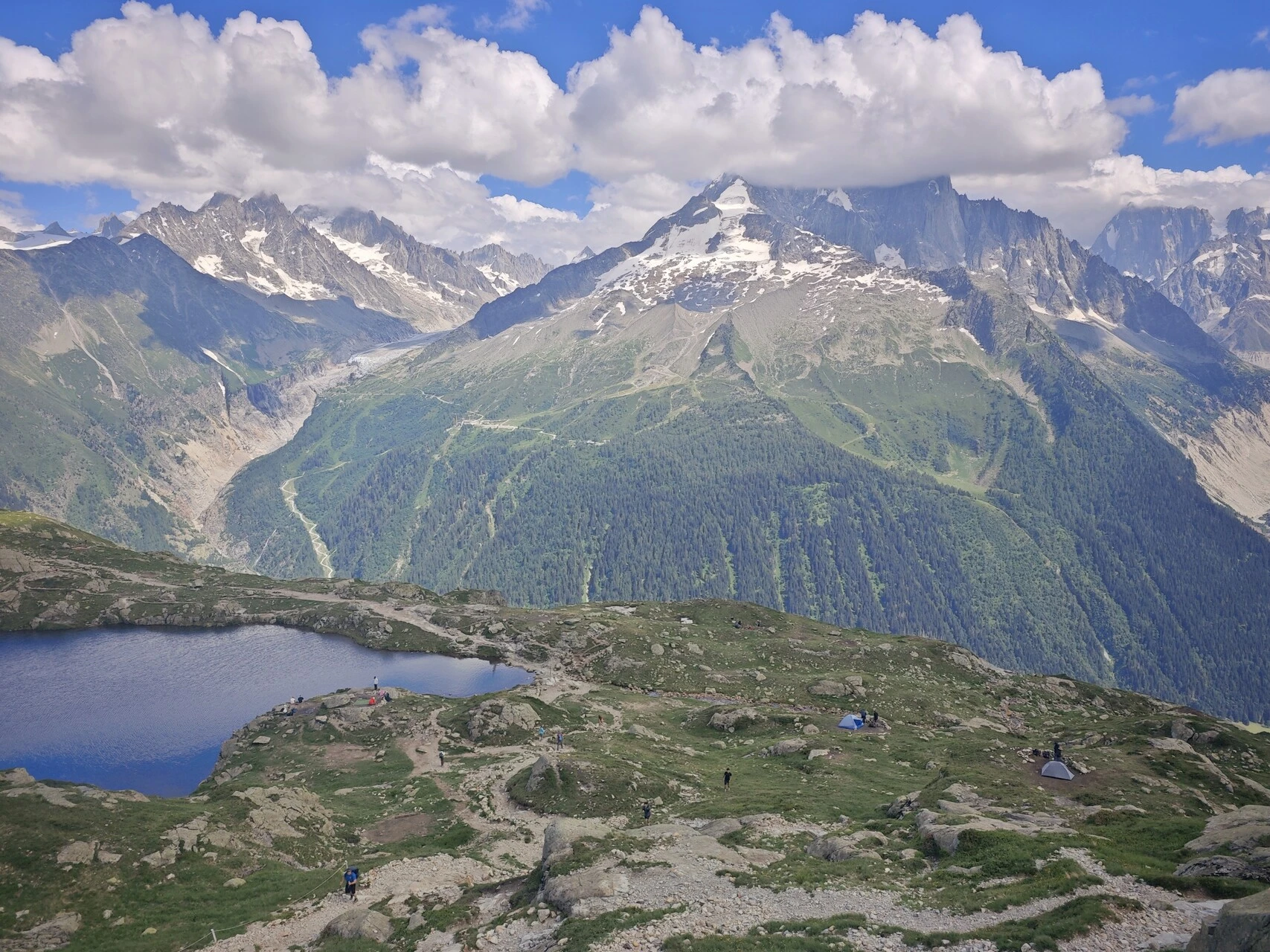 Les Chéserys, området nærmest Lac Blanc der natta i telt må reserveres, rett overfor Aiguille du Chardonnet