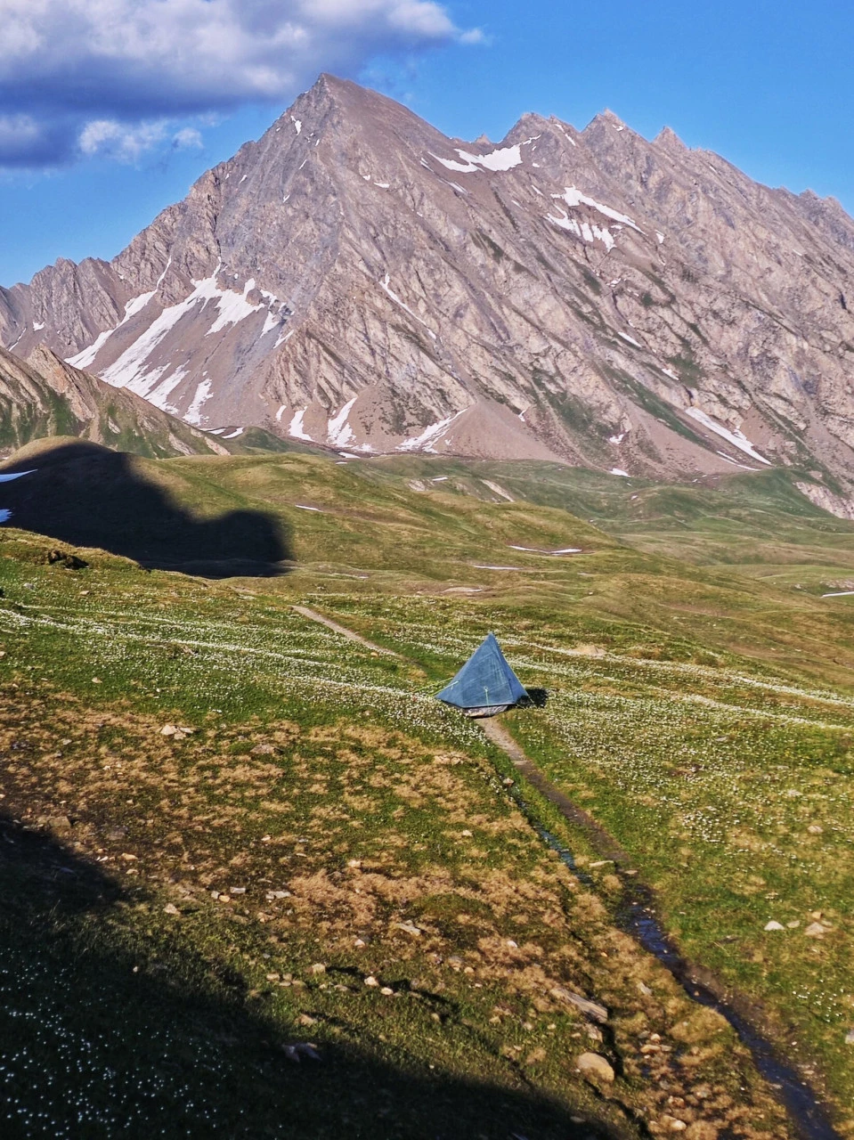 Telt satt opp på en fjellbeite på TMB i begynnelsen av juni, bittelite under toppen med snøen fortsatt til stede: en stemning som ikke lenger finnes når høysesongen er i gang