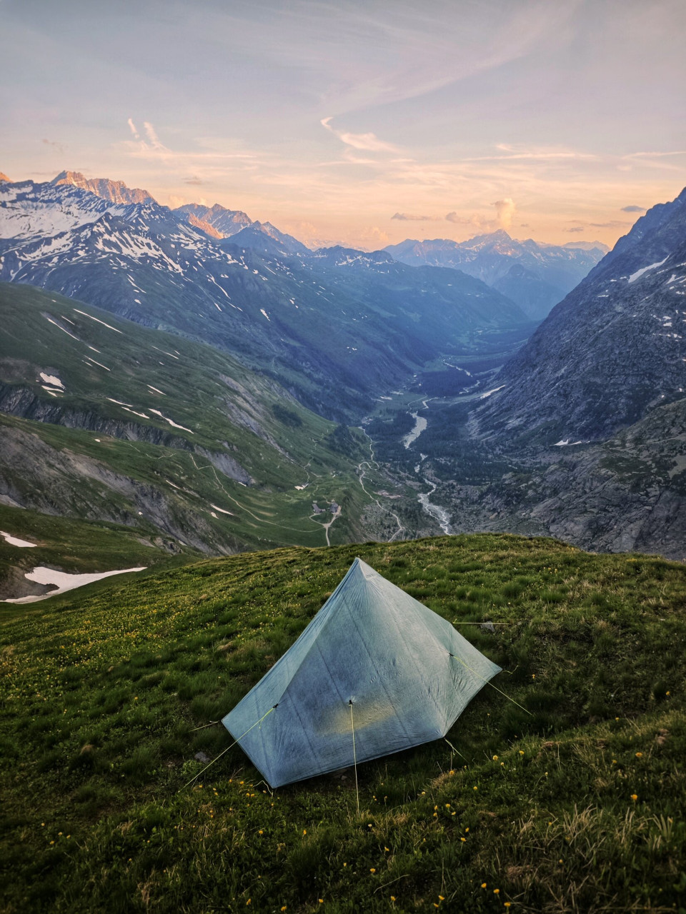 Teltbivuakk i skumringen på Tour du Mont-Blanc i begynnelsen av juni