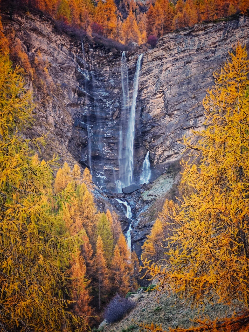 Fossen La Pisse ved Champoléon, midt i høstens lerketrær
