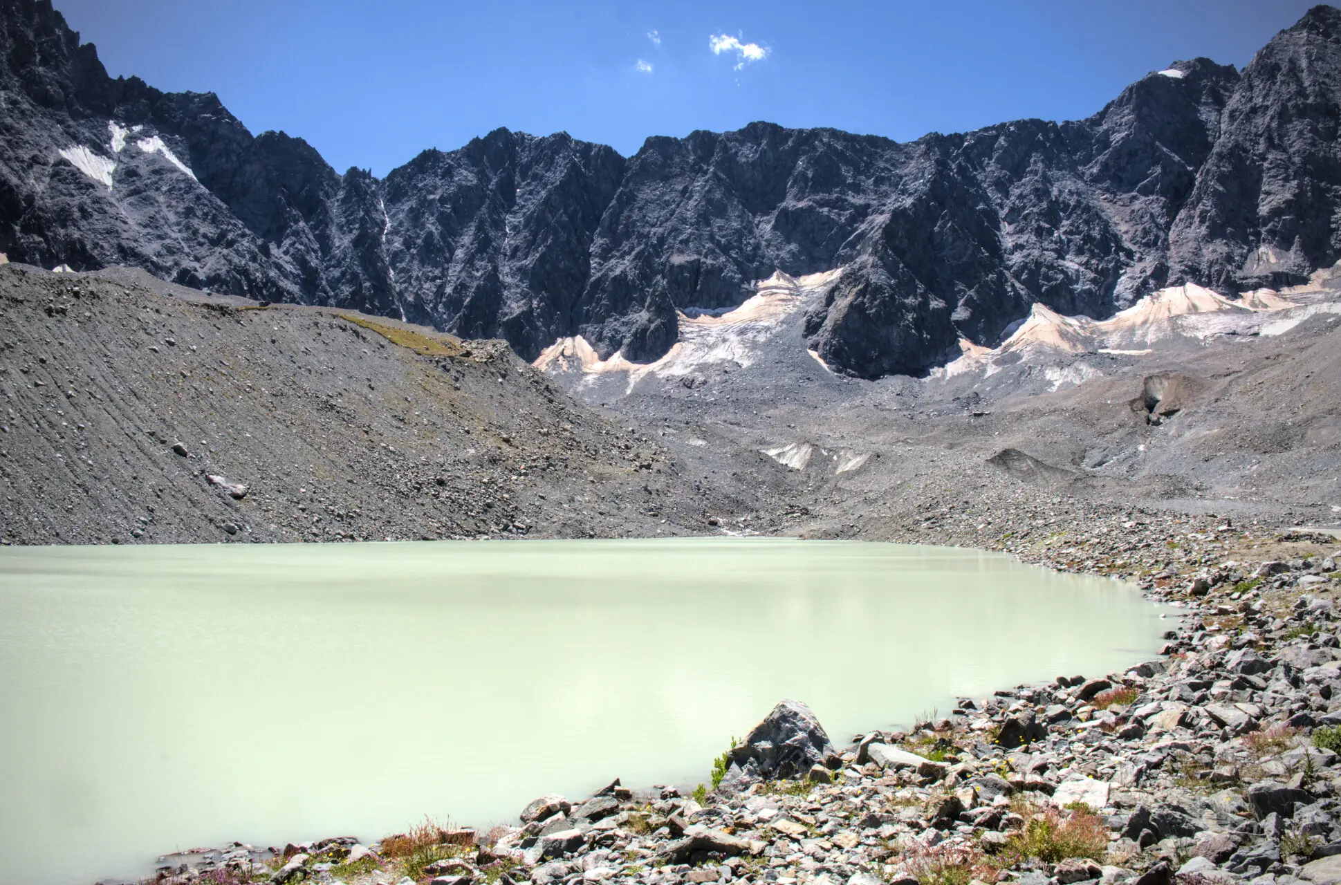 Lac du Glacier d'Arsine og det melkehvite vannet, omgitt av morener og fjellvegger