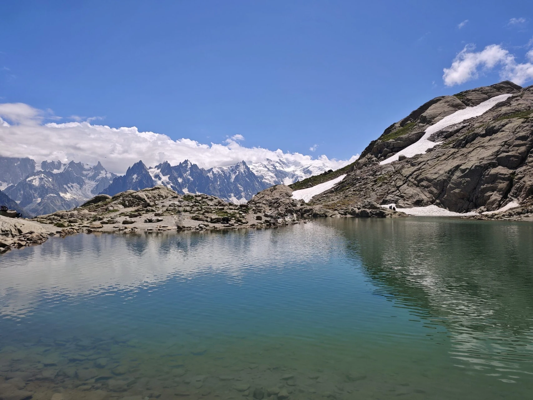 Lac Blanc (2 352 m) rett overfor Aiguilles de Chamonix og Mont-Blanc-massivet