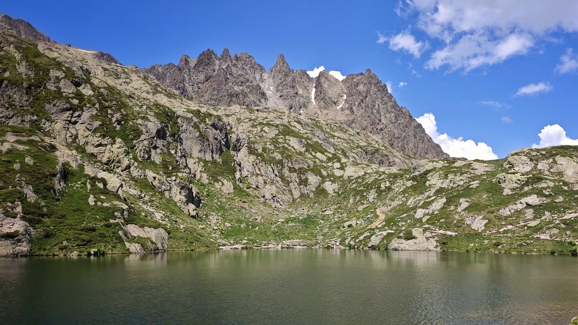 Et av lacs des Chéserys ved foten av Aiguilles Rouges, nedenfor Lac Blanc