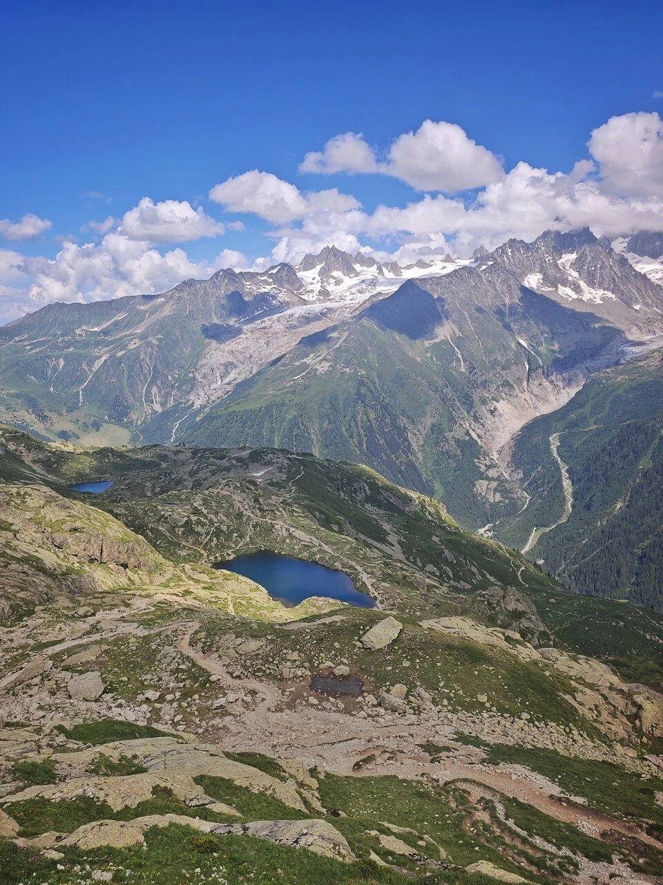 Et av lacs des Chéserys på hylla si, Chamonix-dalen nedenfor