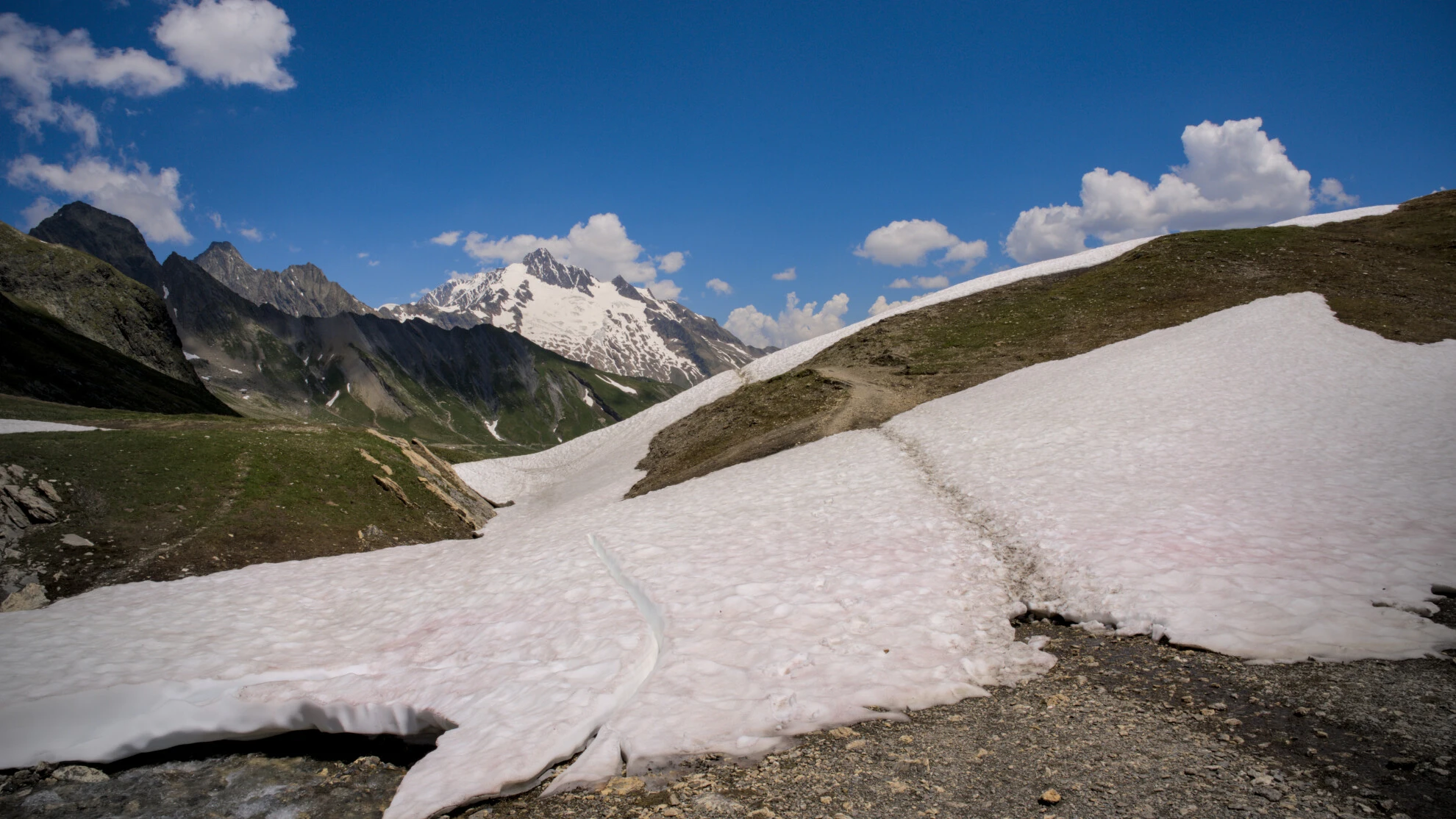 Fortsatt bred snøfonn på stien, ved col de la Seigne tidlig i sesongen