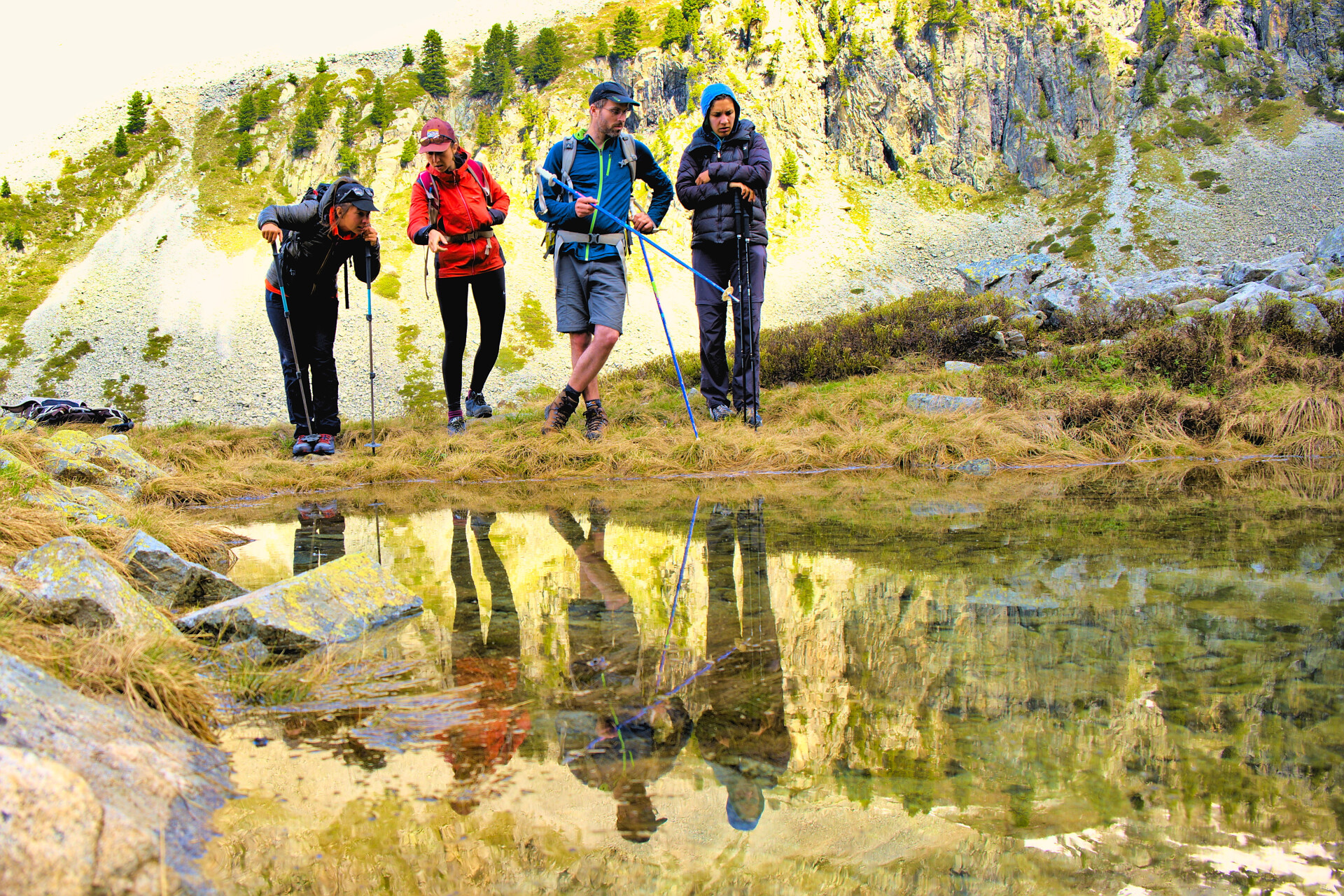Turgåere på pause ved et fjellvann