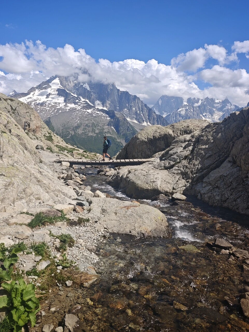Brua over elva på stien til Lac Blanc