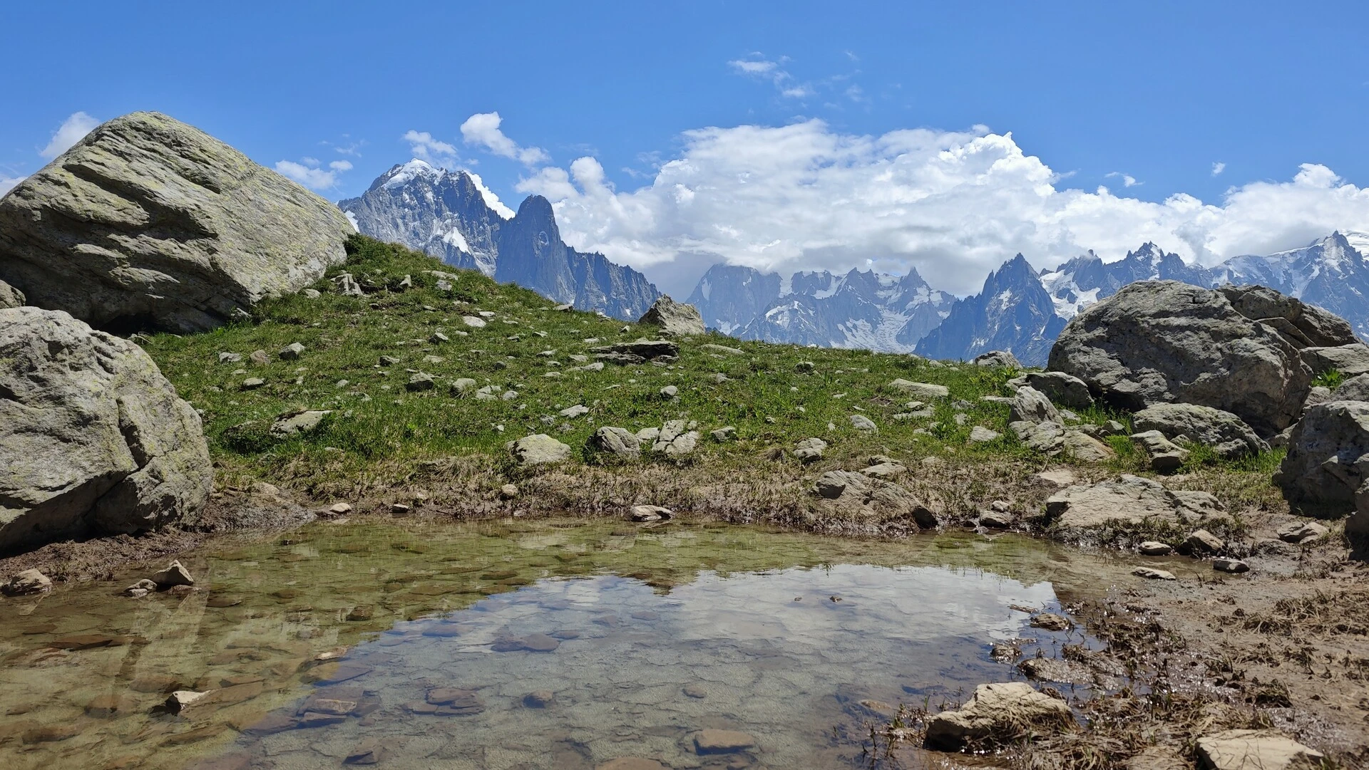 Mont-Blanc-massivet speiler seg i et av lacs des Chéserys