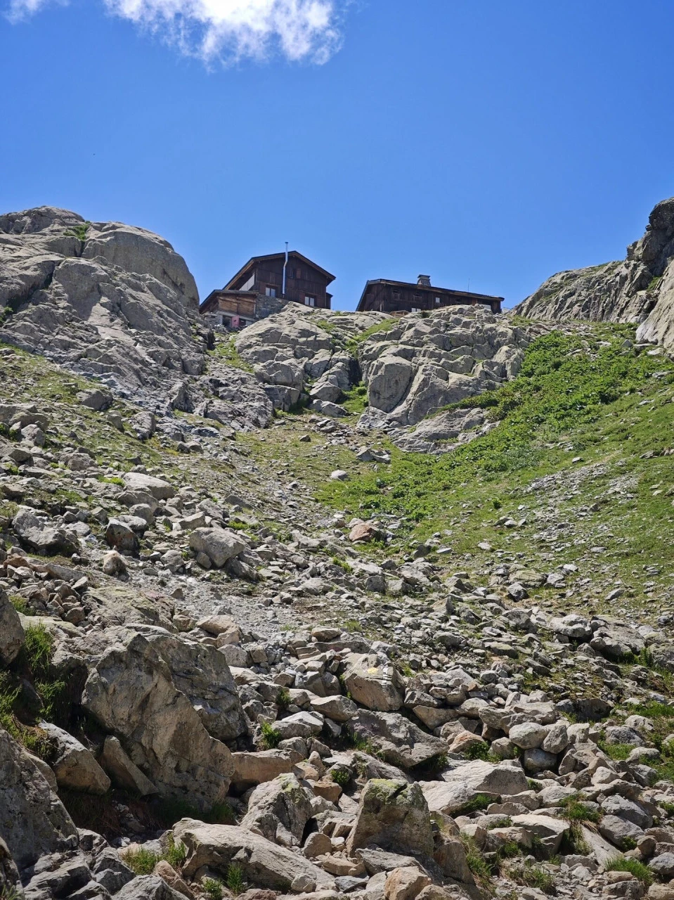 Refuge du Lac Blanc, plassert på svabergene over oppstigningsstien