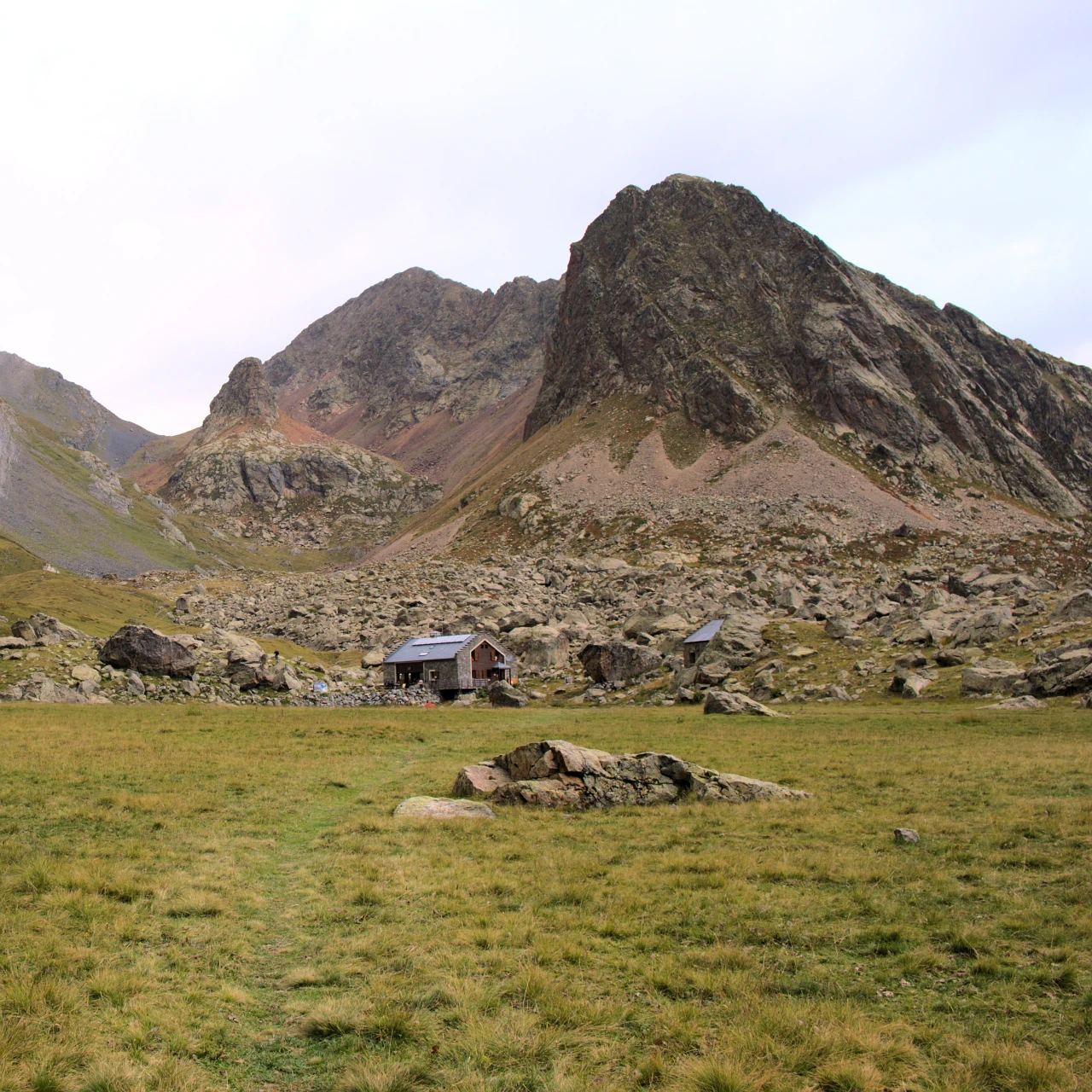 Refuge de Vallonpierre og vannet ved foten av Sirac