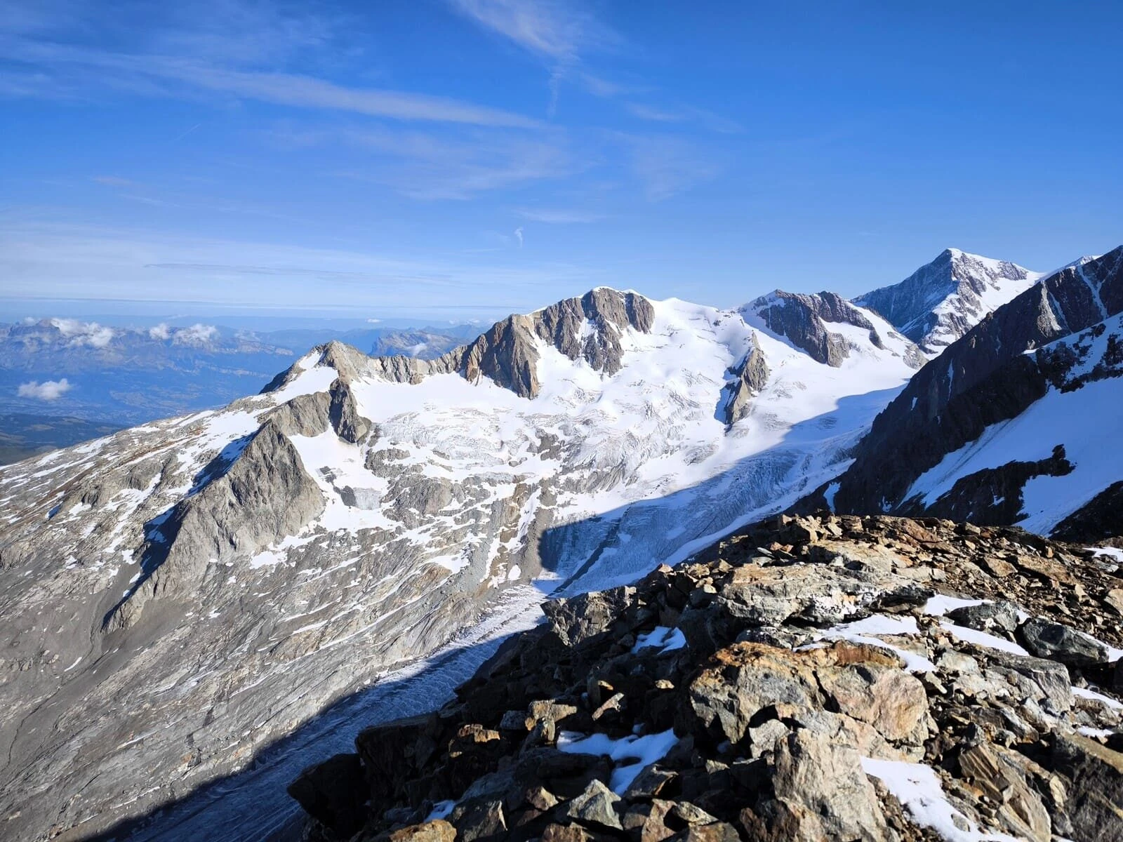 Refuge Robert Blanc ved foten av Aiguille des Glaciers