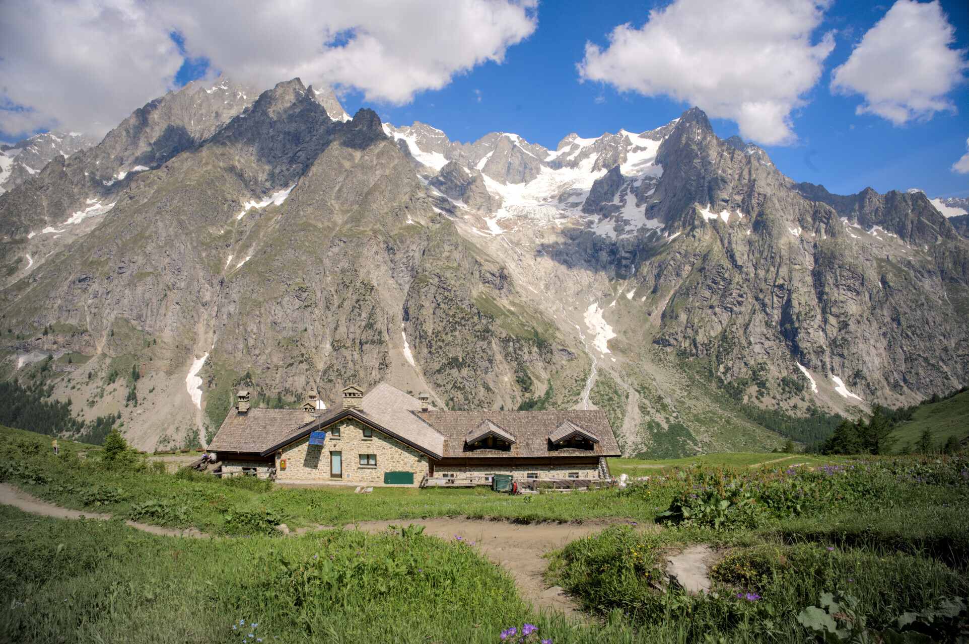 Fjellhytter og overnatting på Tour du Mont-Blanc: kart, etapper og booking