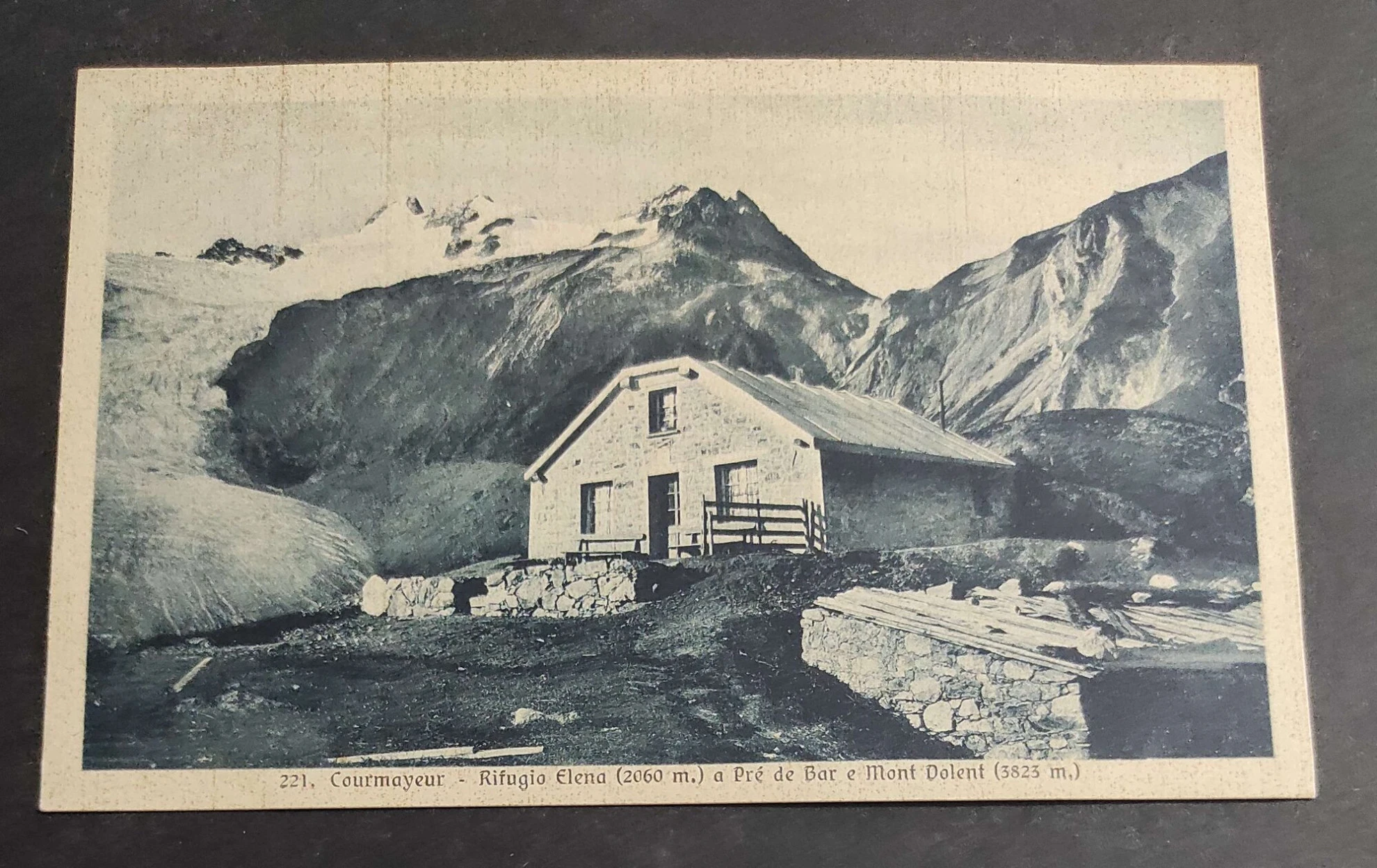 Rifugio Elena under Pré de Bar-breen, før Grand Col Ferret