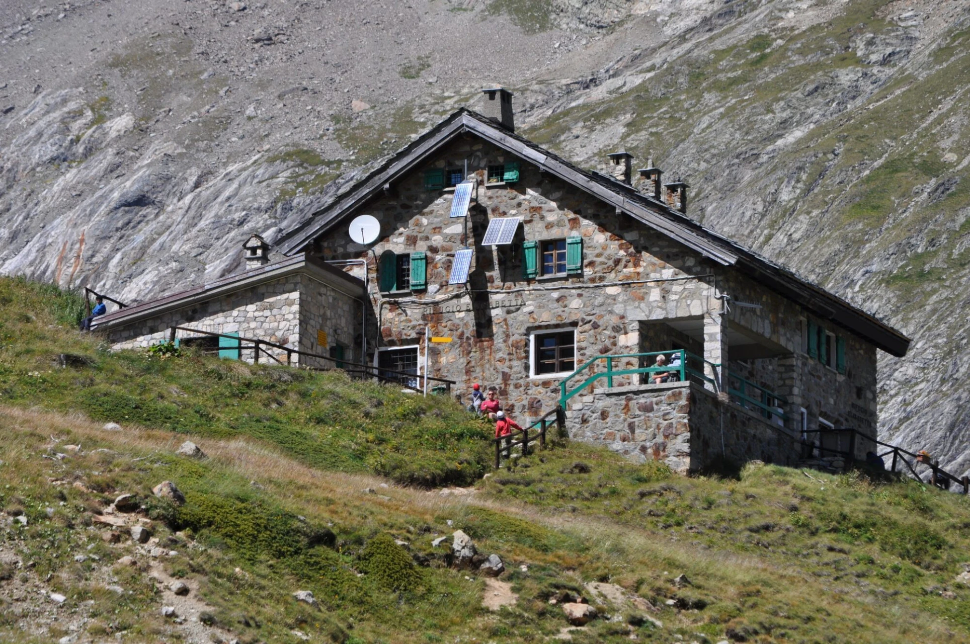 Rifugio Elisabetta innerst i Val Veny, under Lée Blanche-breen