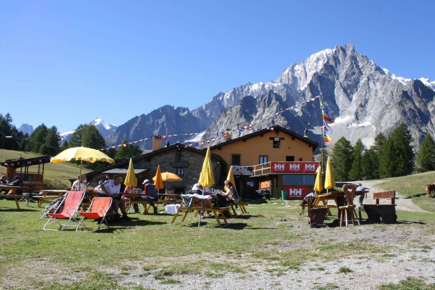 Rifugio Maison Vieille ved Col Chécrouit, vendt mot Grandes Jorasses