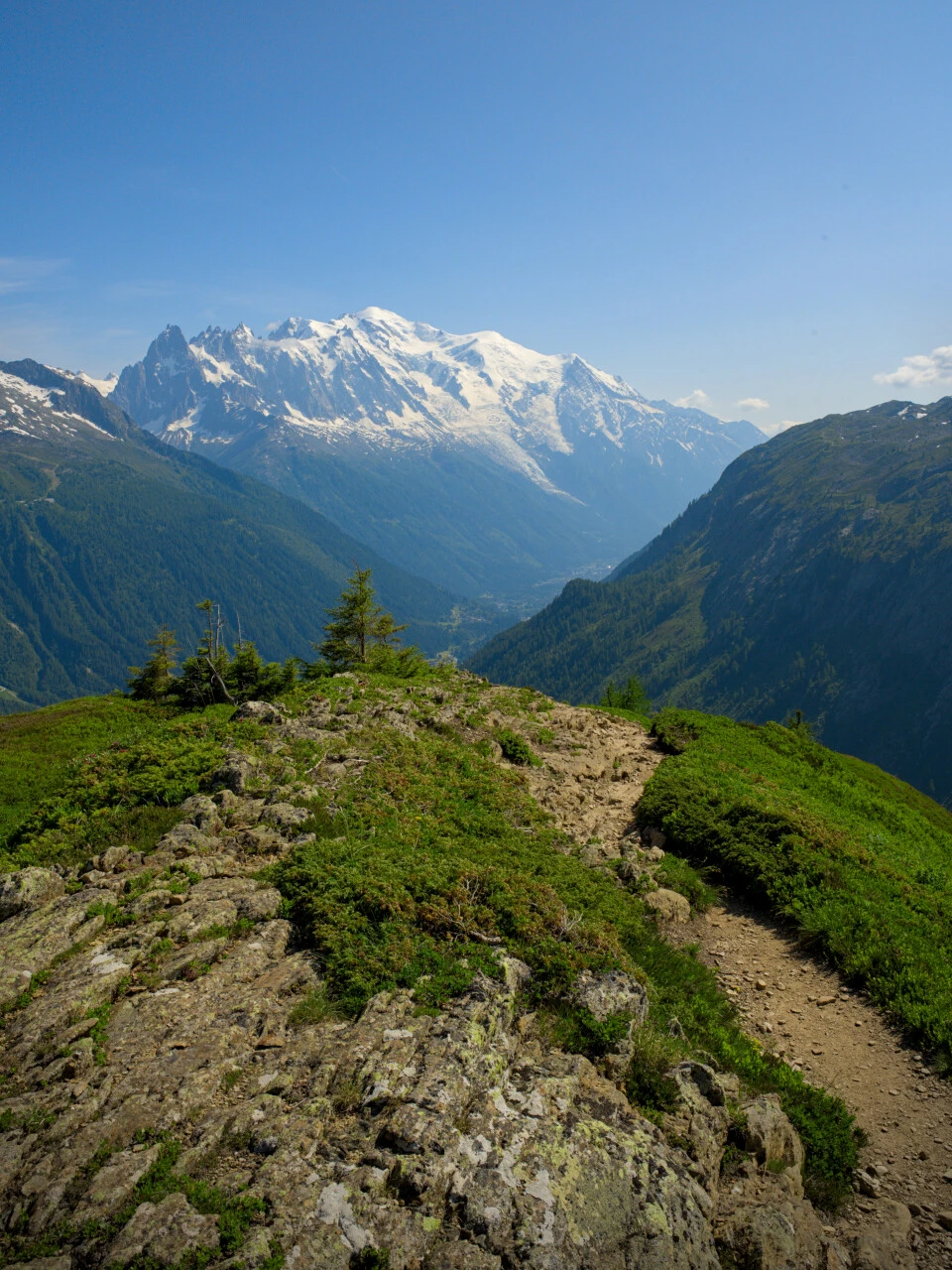 Nedstigning langs kammen med Mont-Blanc i bakgrunnen