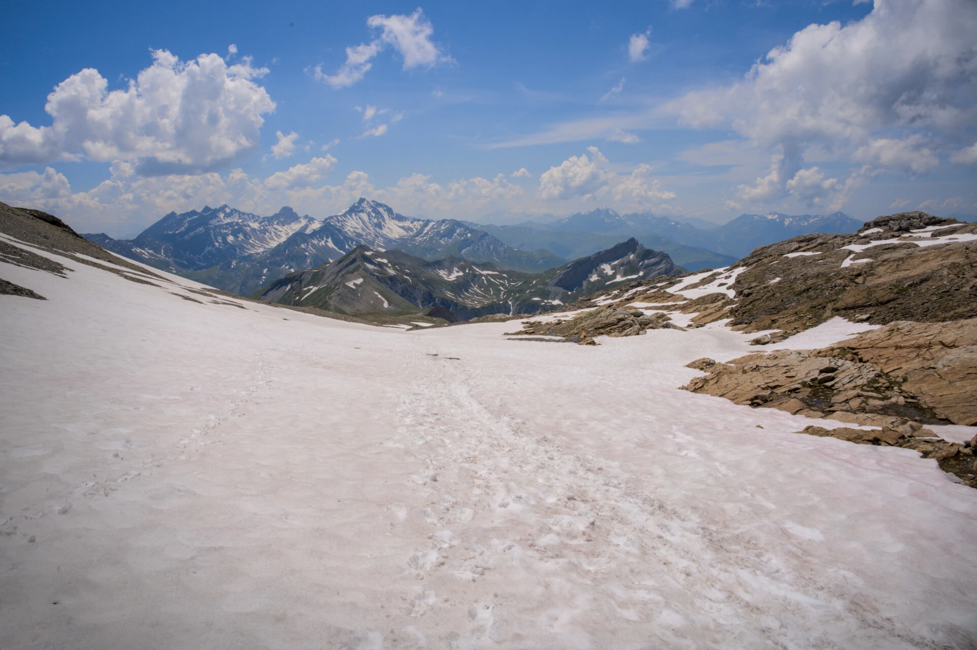 Kryssing av snøfonn ved col de la Croix du Bonhomme, tidlig i sesongen