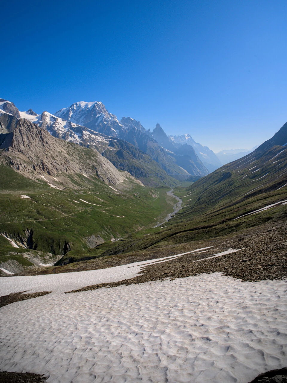 Val Veni under sommerhimmel, snøfonner på Mont Blanc-massivets skråninger